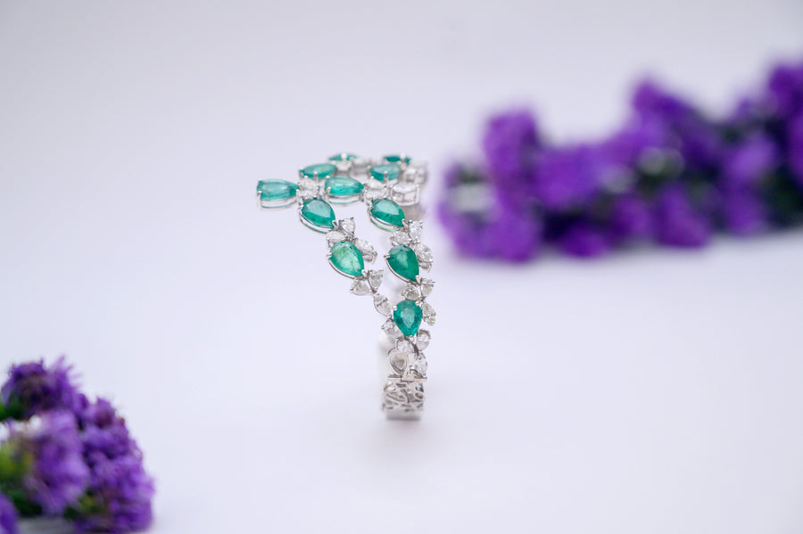 Exquisite Emerald Crown Bracelet